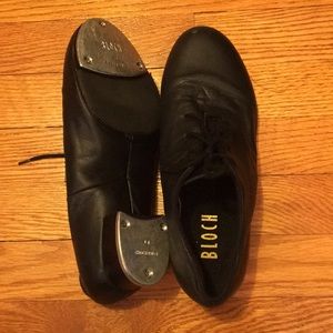 Size 9 W Bloch tap shoes